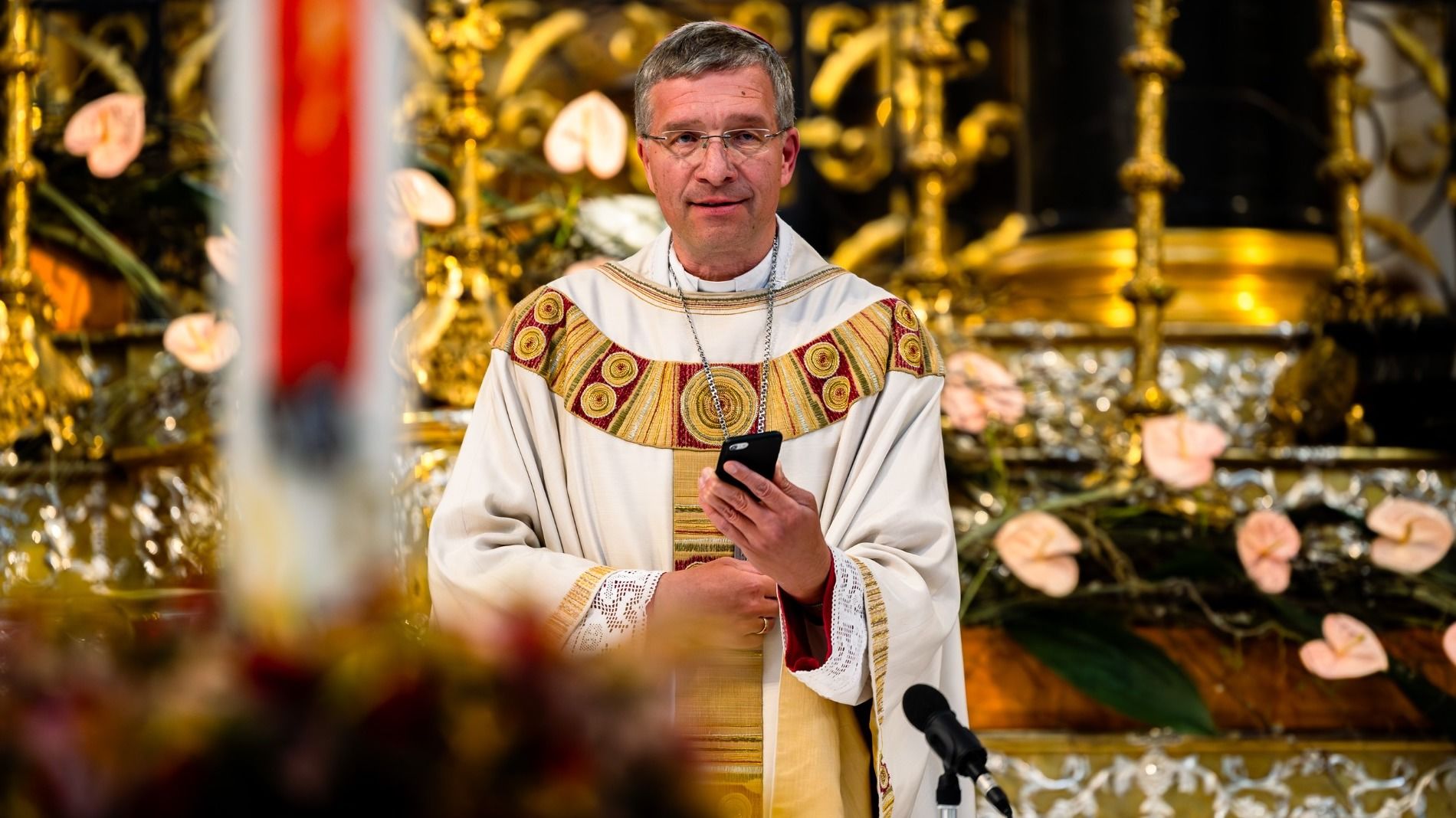 Bischof Dr. Michael Gerber las während des Friedensgottesdienstes am Donnerstagabend im Fuldaer Dom die Nachricht der Wahl von Kardinal Robert Francis Prevost zu Papst Leo XIV. von einem Handy vor. Foto: Bistum Fulda / Burkhard Beintken