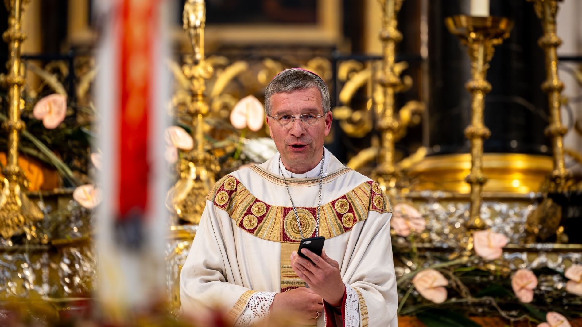 Bischof Dr. Michael Gerber gab während des Friedensgottesdienstes im Fuldaer Dom den Namen des neuen Papstes bekannt. Foto: Bistum Fulda / Burkhard Beintken  