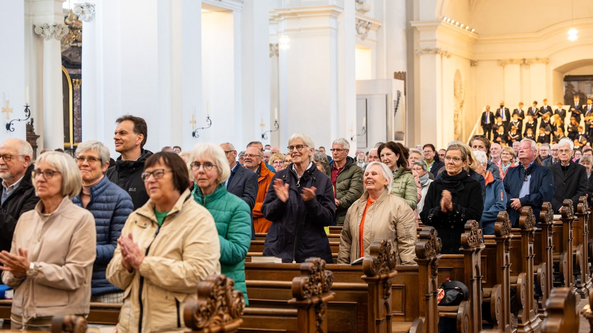 Die Gläubigen im Fuldaer Dom applaudierten spontan nach der Bekanntgabe des neuen Papstes durch Bischof Gerber. Foto: Bistum Fulda / Burkhard Beintken 