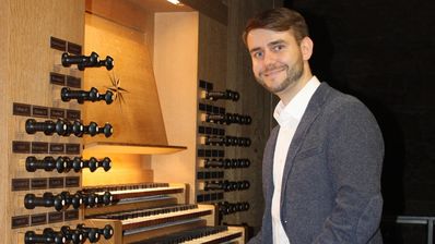 Der Kirchenmusiker Max Deisenroth ist neuer Domorganist des Bistums Fulda. Er tritt die Nachfolge von Hans-Jürgen Kaiser an. Foto: Max Deisenroth/Rebekka Zachner  