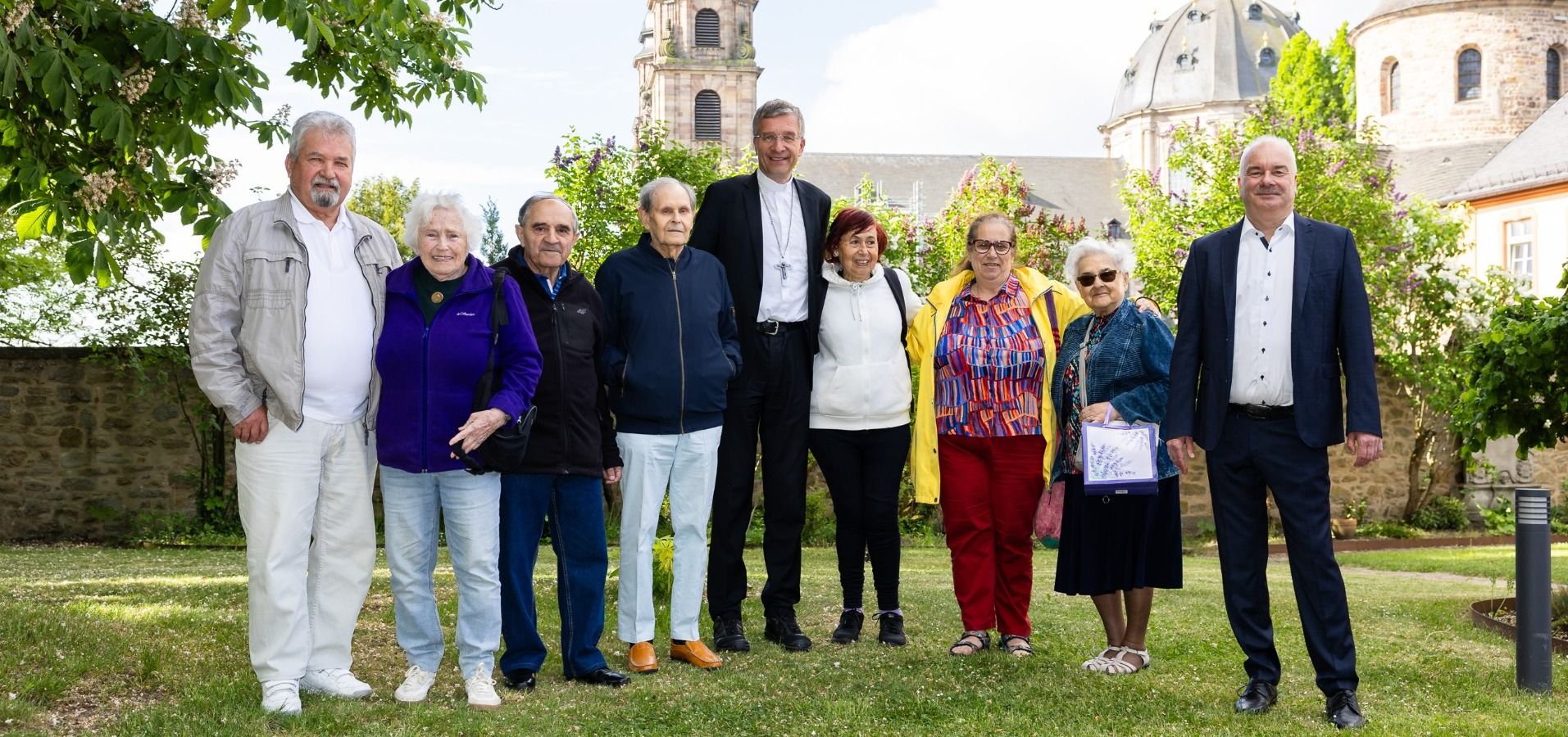 Bischof Dr. Michael Gerber (Mitte) empfing am Bischofshaus eine Gruppe polnischer Gäste der Caritas mit deren Dolmetscher (l.) sowie dem Direktor des Caritasverbandes für die Diözese Fulda, Dr. Markus Juch (r.), als Gastgeber der Reisegruppe. Foto: Bistum Fulda / Burkhard Beintken