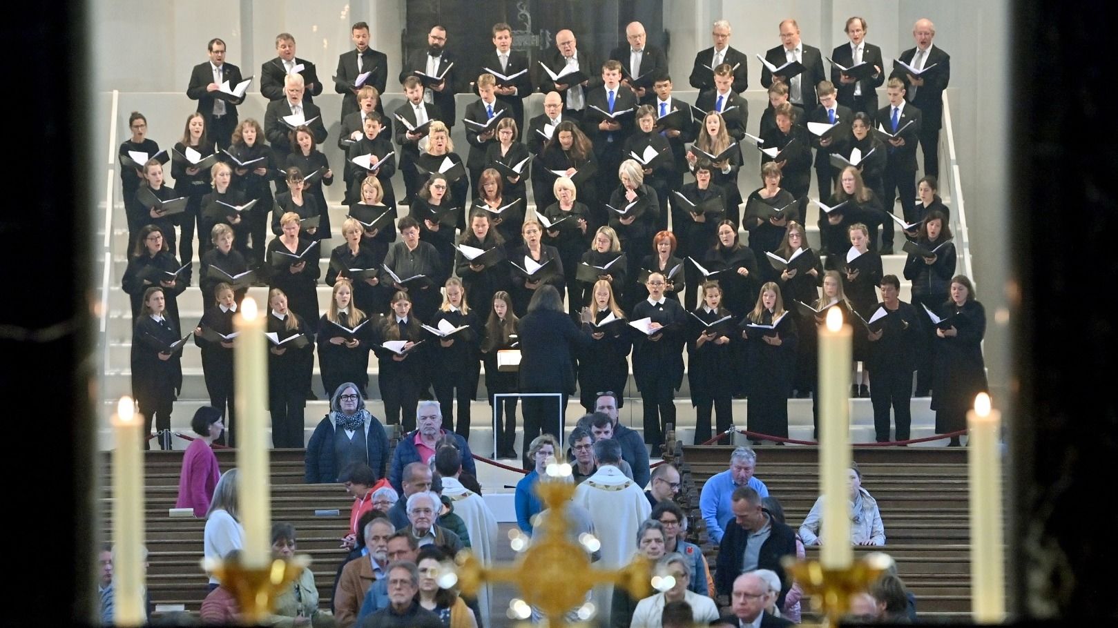Musikalisch gestaltet wurde der Gottesdienst vom Fuldaer Domchor unter Leitung von Domkapellmeister Franz-Peter Huber. Am Schluss des Dankgottesdienstes erklang das berühmte „Halleluja“ aus G.F. Händels Oratorium „Der Messias“. Foto: Bistum Fulda / Dr. A. Müller