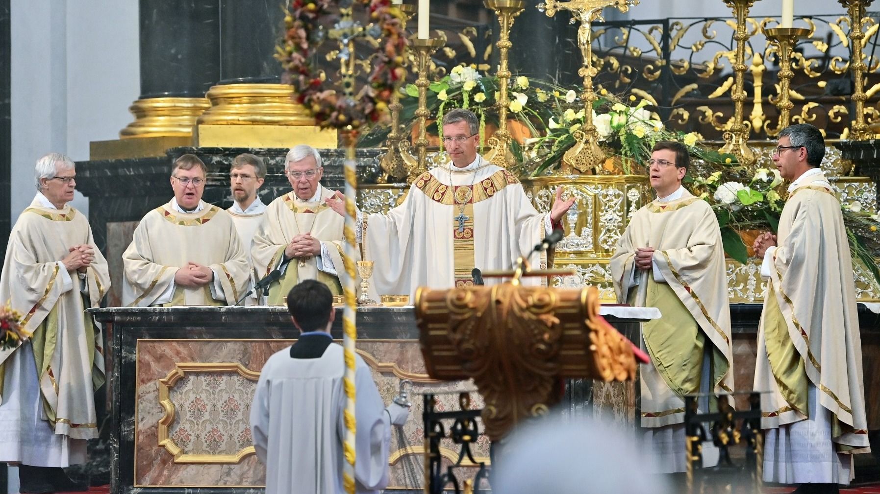 Den Dankgottesdienst im Fuldaer Dom zur Wahl von Papst Leo XIV. zelebrierte Bischof Dr. Michael Gerber gemeinsam mit Weihbischof und Domdechant Prof. Dr. Karlheinz Diez, Generalvikar Dr. Martin Stanke sowie weiteren Priestern aus dem Bistum Foto: Bistum Fulda / Dr. A. Müller
