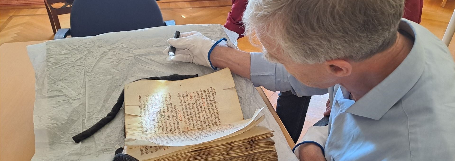 Professor Dr. Andreas Nievergelt bei der Arbeit am Ragyndrudis-Codex. 