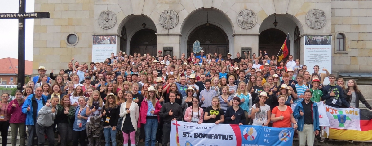 Die gesamte Pilgergruppe aus dem Bistum Fulda mit ihren 260 Pilgerinnen und Pilgern vor ihrer Abreise vom Weltjugendtag in Krakau, vor der Kirche „Maria der Schmerzen“ in Mislowice.